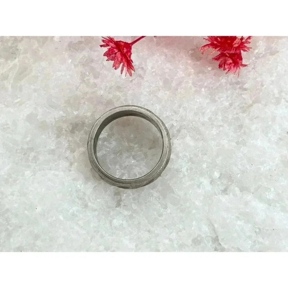 Vintage Silver Tone Textured Oblique Marked Band Style Unisex Ring - size 5.75 - Picture 4 of 6